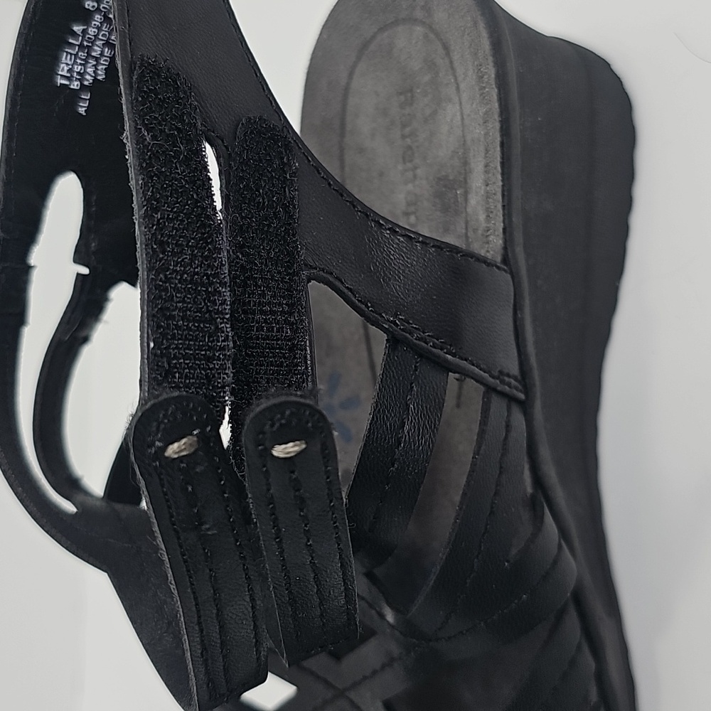 Baretraps Women Black Sandals with Criss-Cross Design - Picture 7 of 15